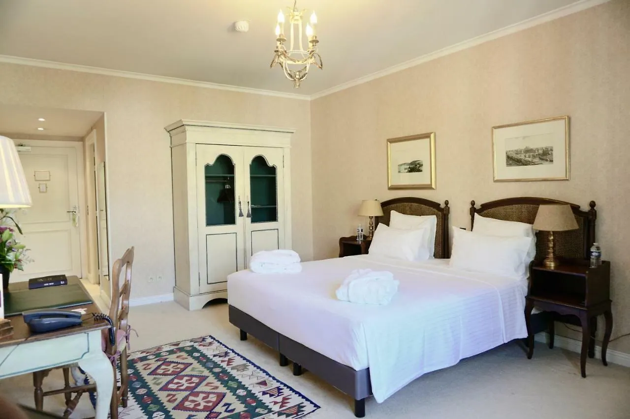 Le Manoir De Gressy Hotel 4*,
